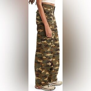 Levi’s Women's '94 Baggy Cotton High Rise Cargo Pants camo print size 24